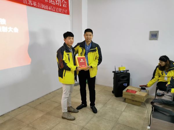 总经理为优秀员工颁奖